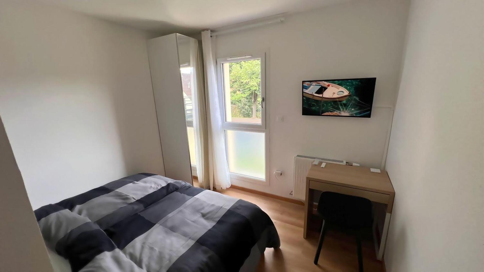 Homestay With Double Size Bed In Center *